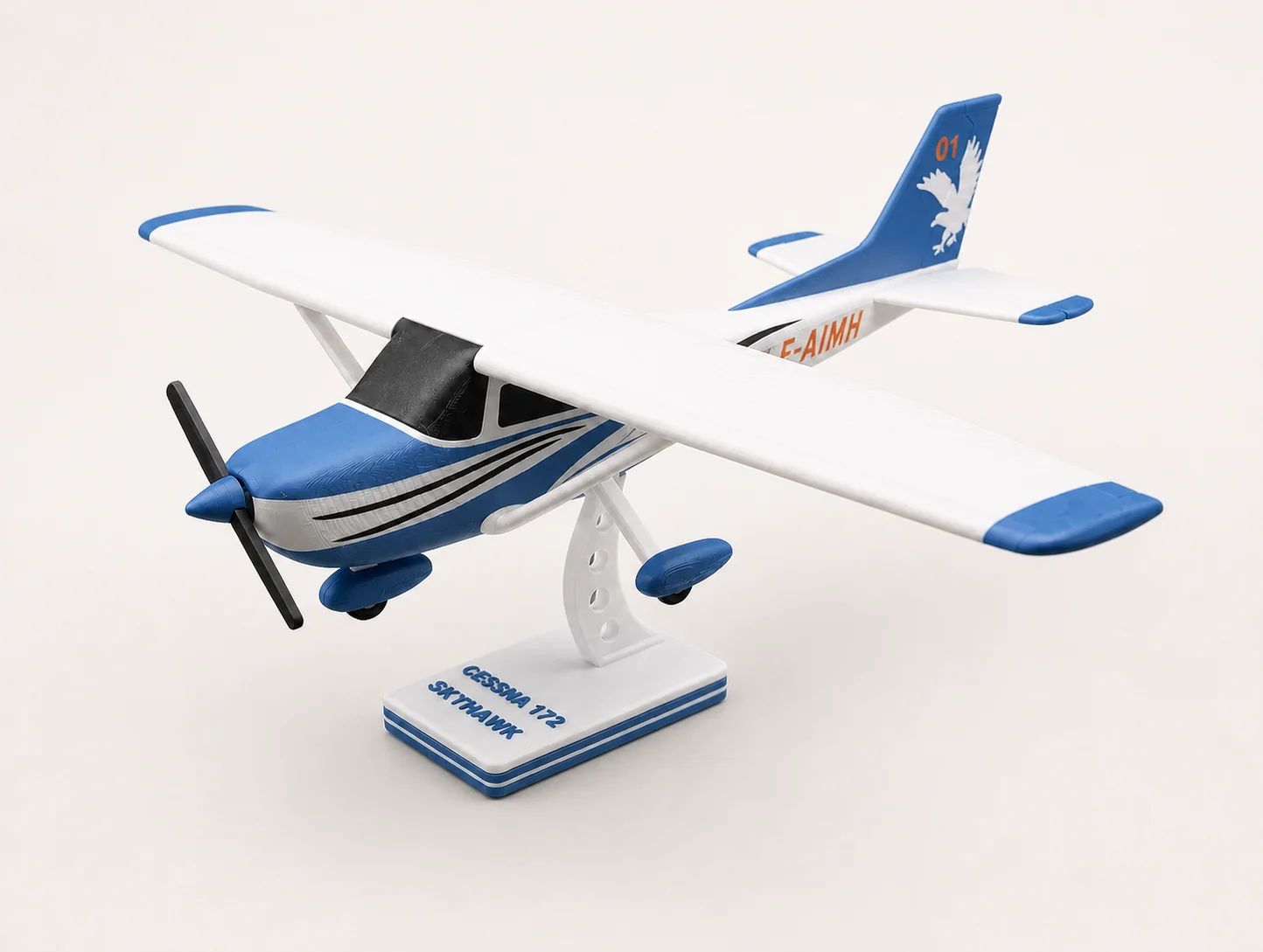 Avion miniature imprimé en 3D, assemblé et peint à la main