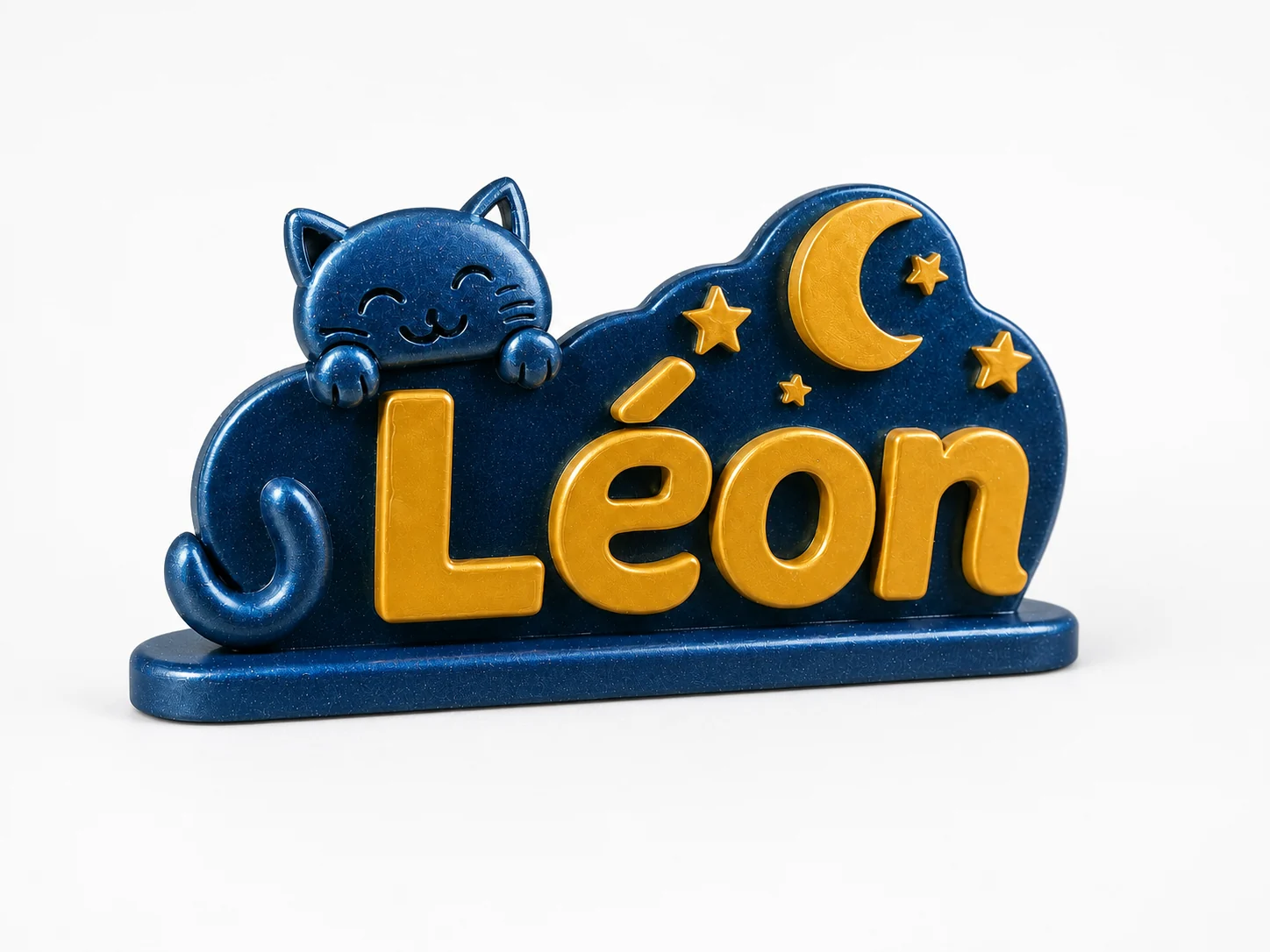 Plaque prénom Léon imprimée en 3D, chat bleu endormi sur un nuage étoilé, lettres dorées
