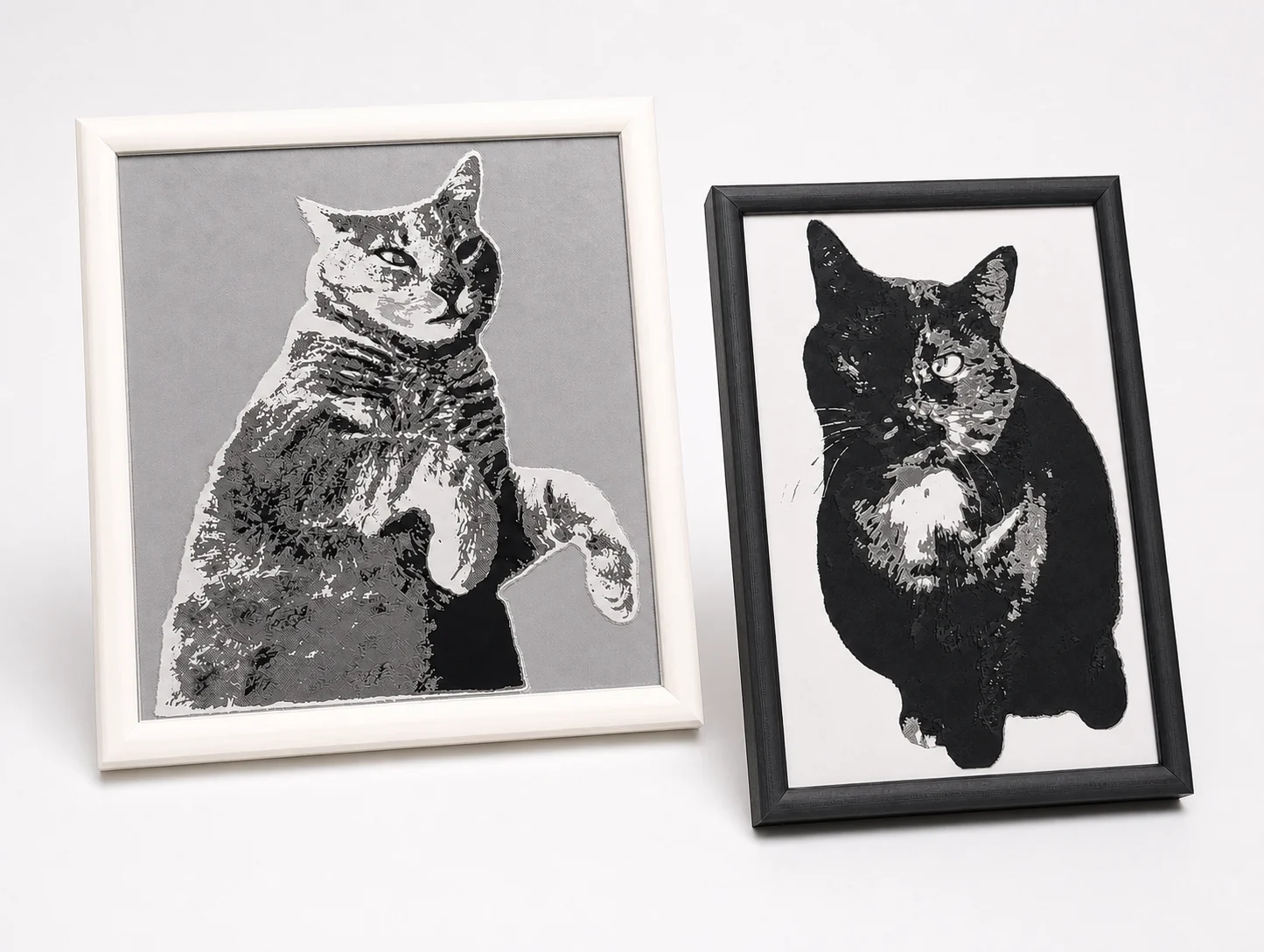 Deux portraits de chats personnalisés imprimés en relief 3D dans des cadres noir et blanc