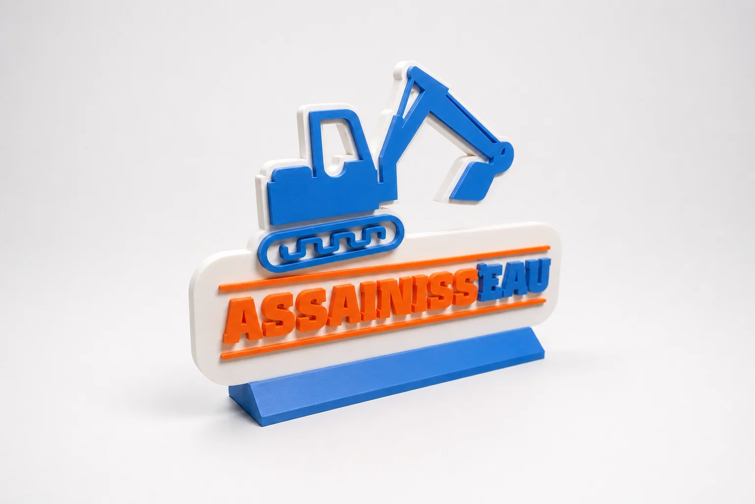 Enseigne de comptoir imprimée en 3D du logo Assainiss'eau avec pelleteuse bleue, lettres orange en relief