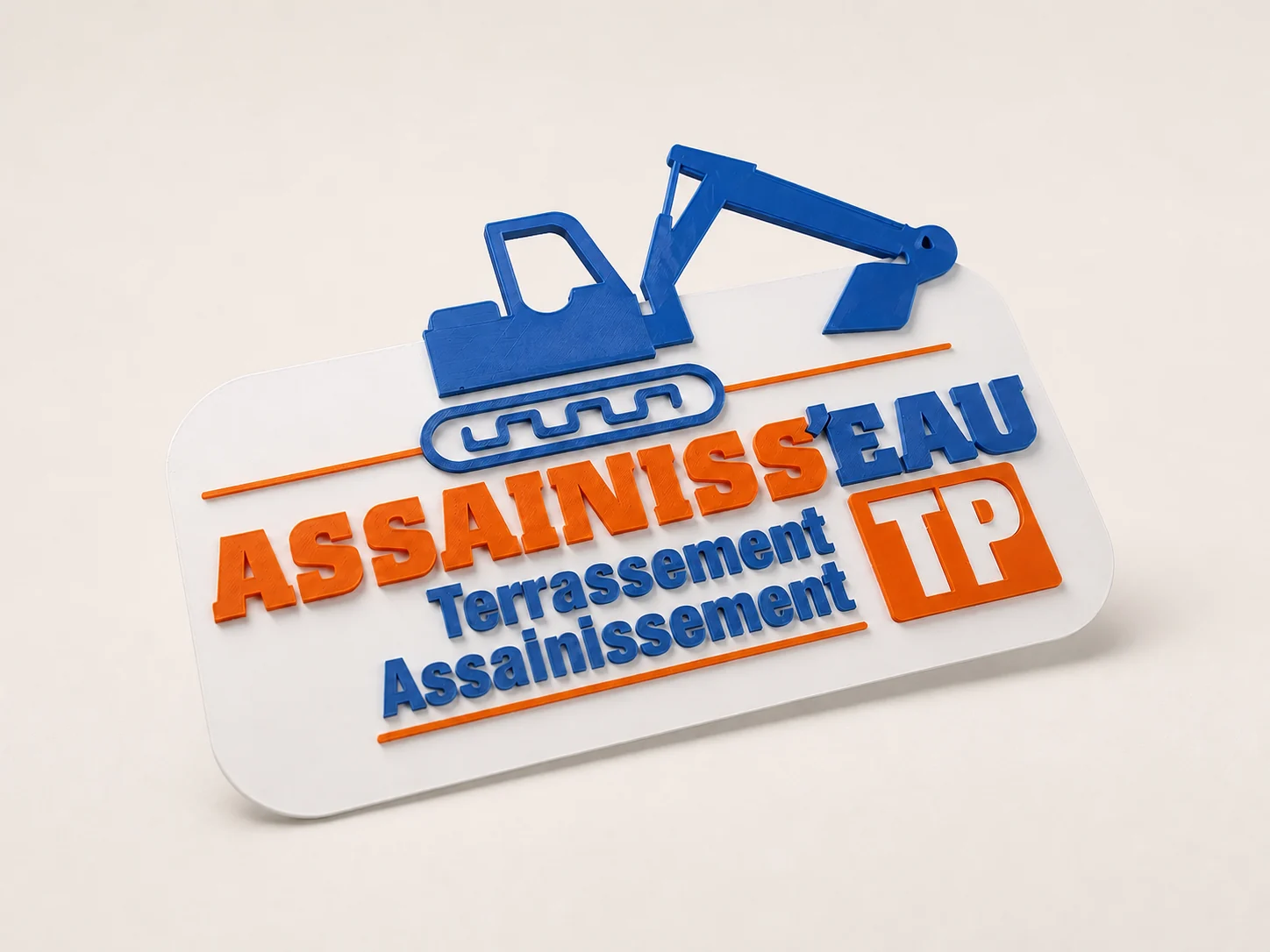 Plaque d'enseigne imprimée en 3D Assainiss'eau TP, terrassement et assainissement, lettres en relief bleues et orange