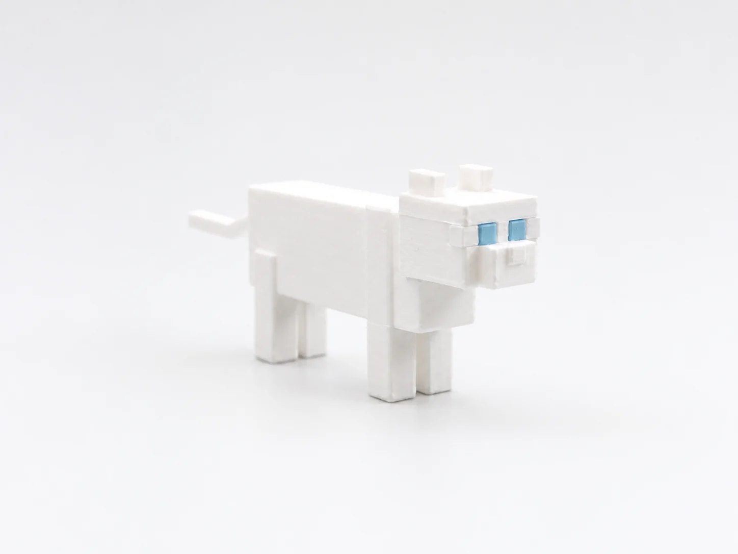 Petite figurine blanche de chat Minecraft imprimée en 3D avec des yeux bleu clair