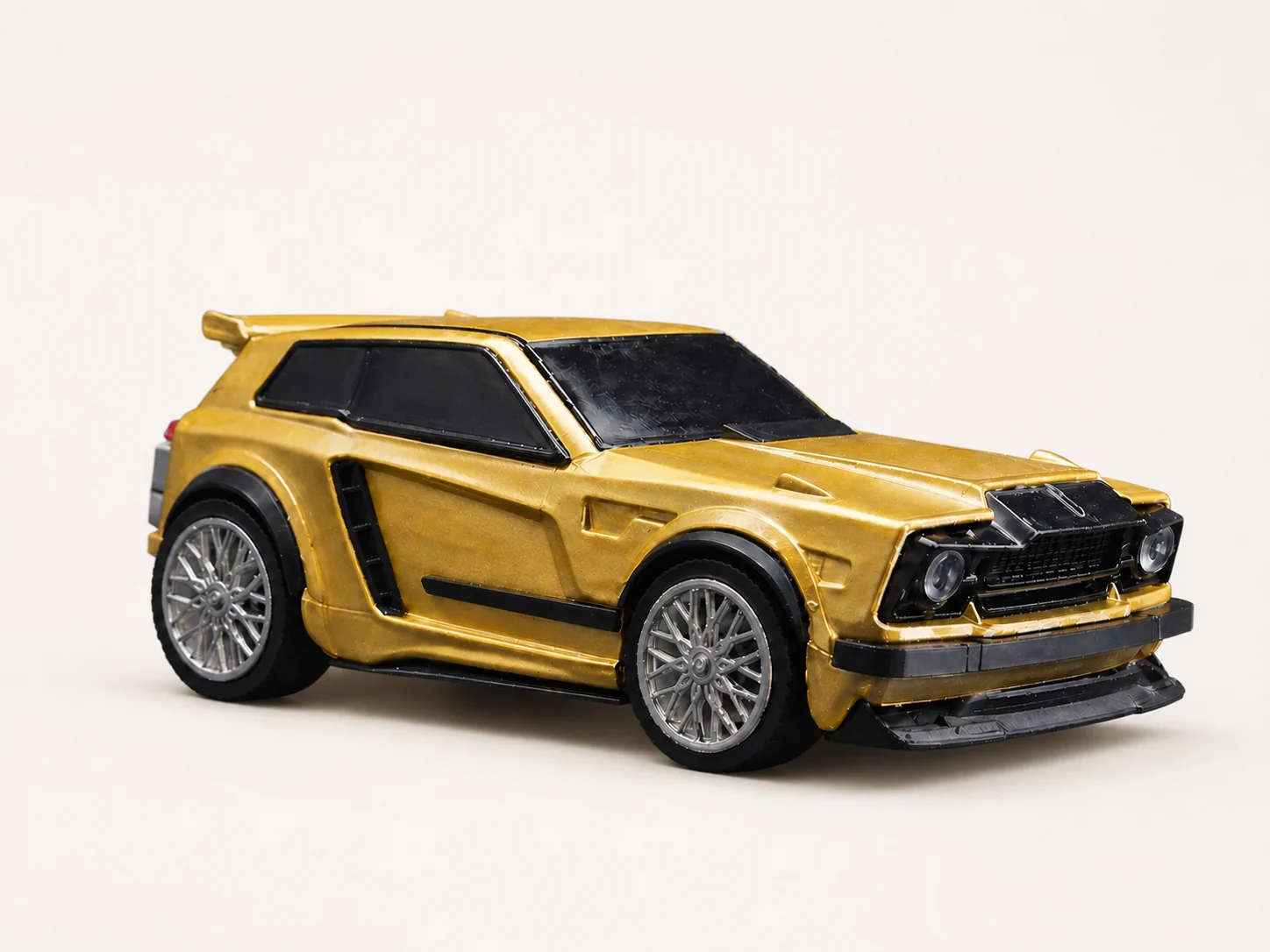Voiture miniature dorée imprimée en 3D avec jantes argentées à rayons